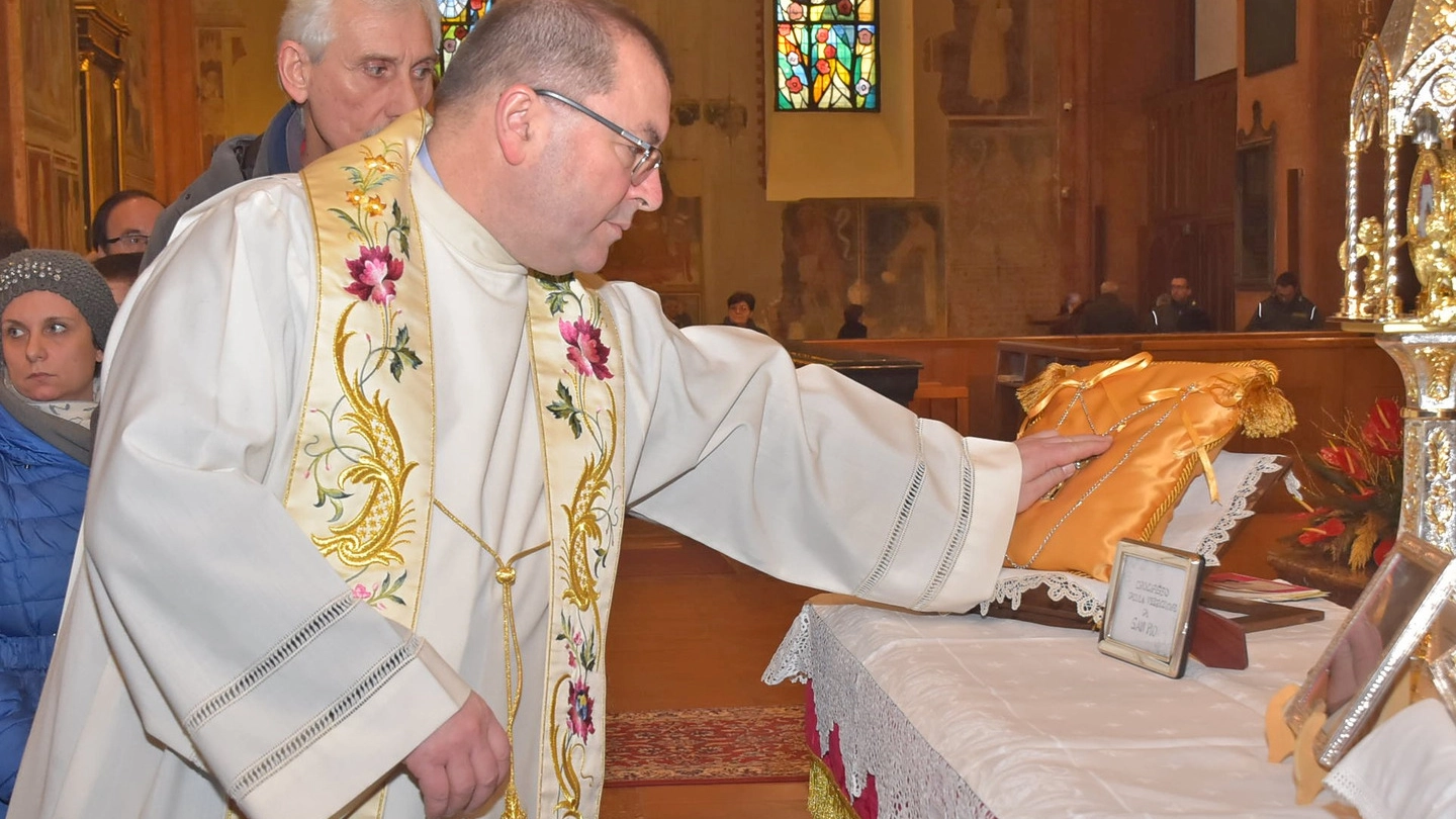 SOLENNE L’omaggio al crocifisso di Padre Pio esposto a  Santa Maria del Carmine