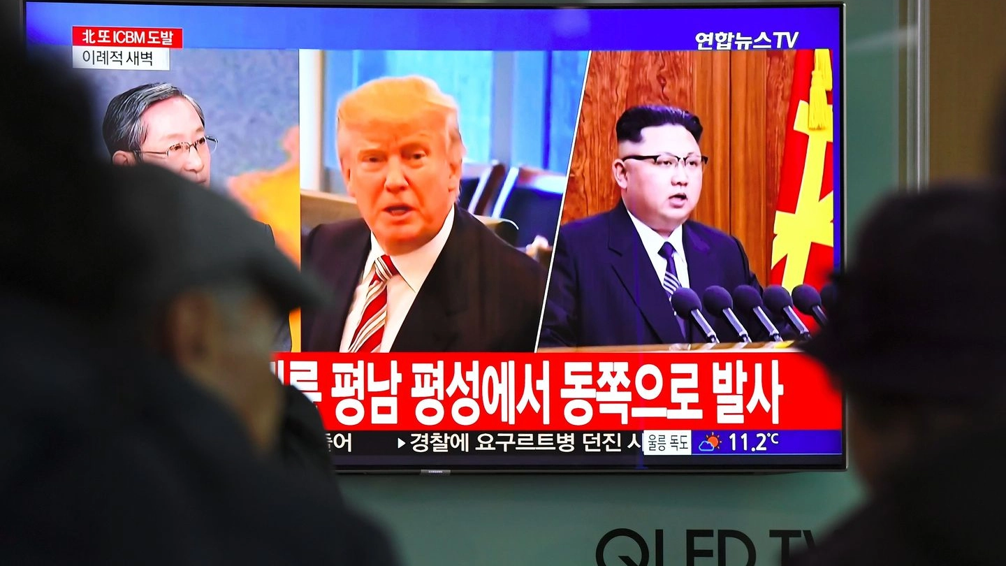 La tv di Seul trasmette un servizio sulla crisi con la Corea del Nord (Afp)