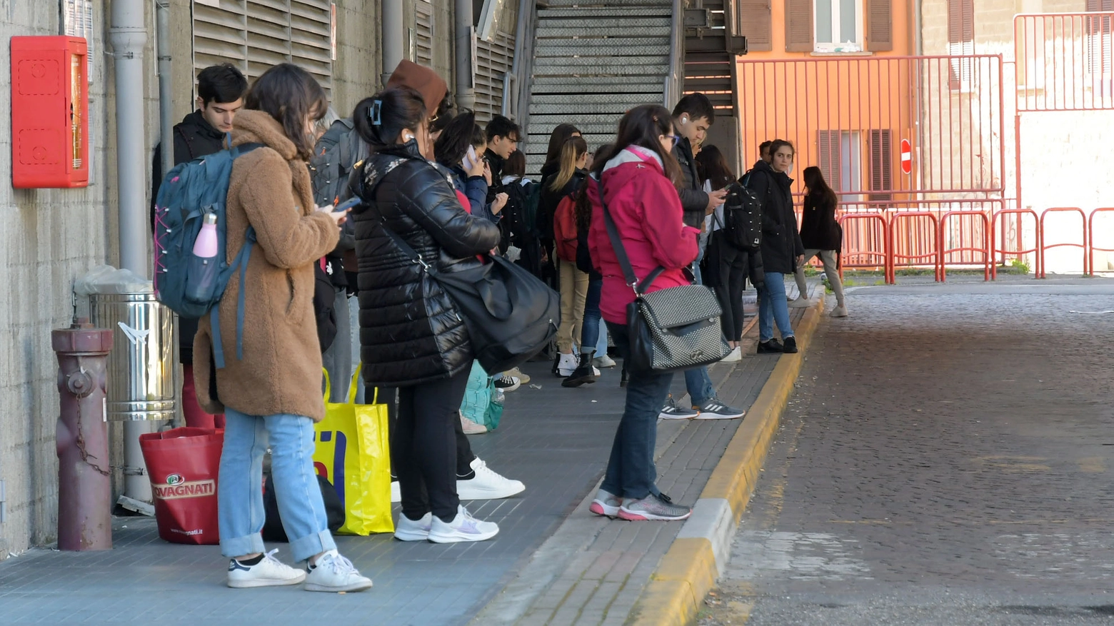 Studenti in attesa dell'autobus (Archivio)
