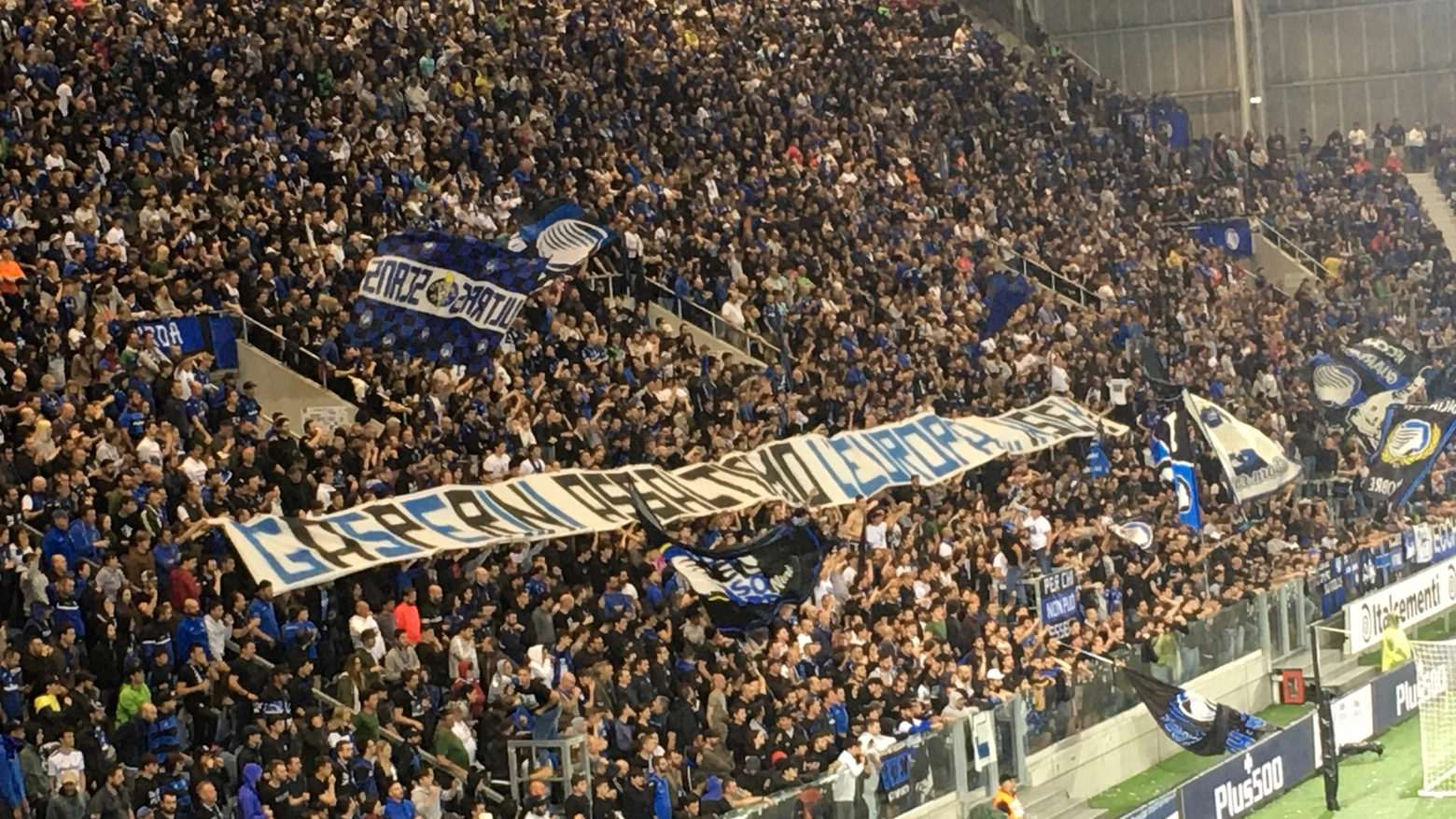 Lo striscione della curva per Gasperini