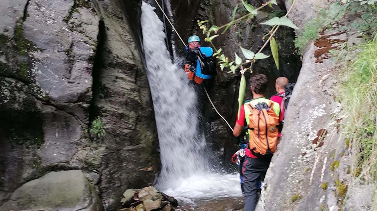 recupero escursionista nel torrente Rogna recupero escursionista nel torrente Rogna