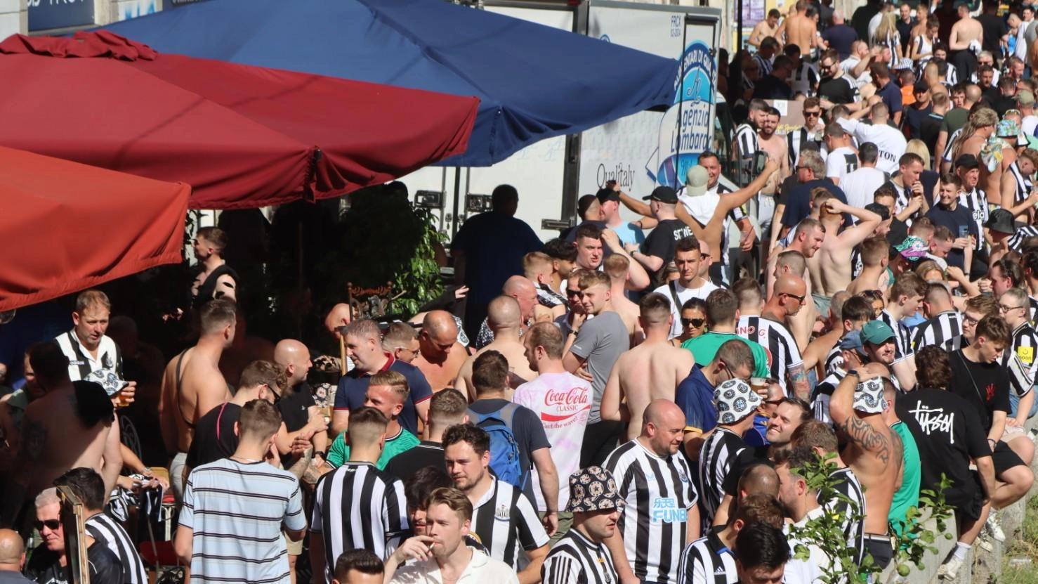 L’invasione sui Navigli. In 4mila da Newcastle. Un tifoso accoltellato e molestie sul metrò L’invasione sui Navigli. In 4mila da Newcastle. Un tifoso accoltellato e molestie sul metrò