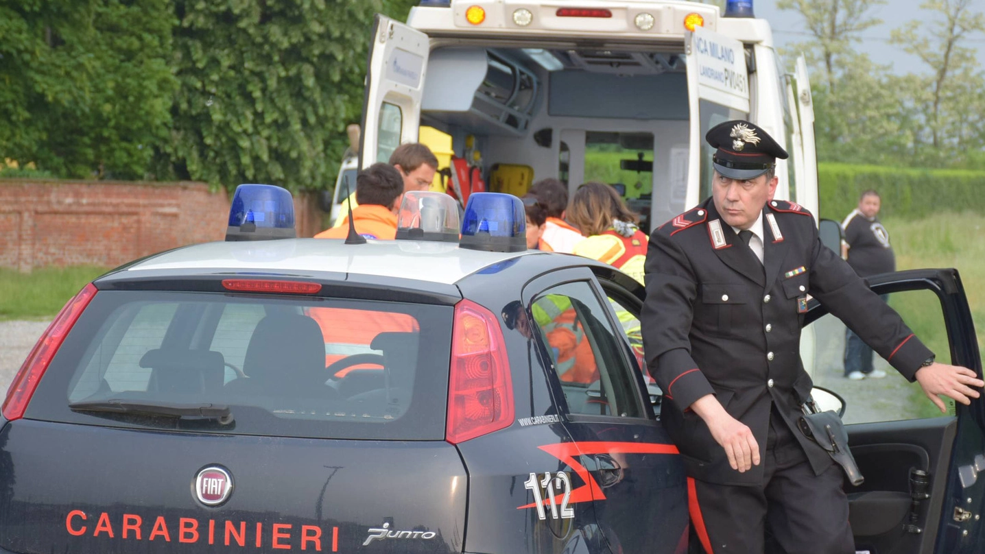 I carabinieri e un’ambulanza (foto di repertorio Torres) I carabinieri e un’ambulanza (foto di repertorio Torres)
