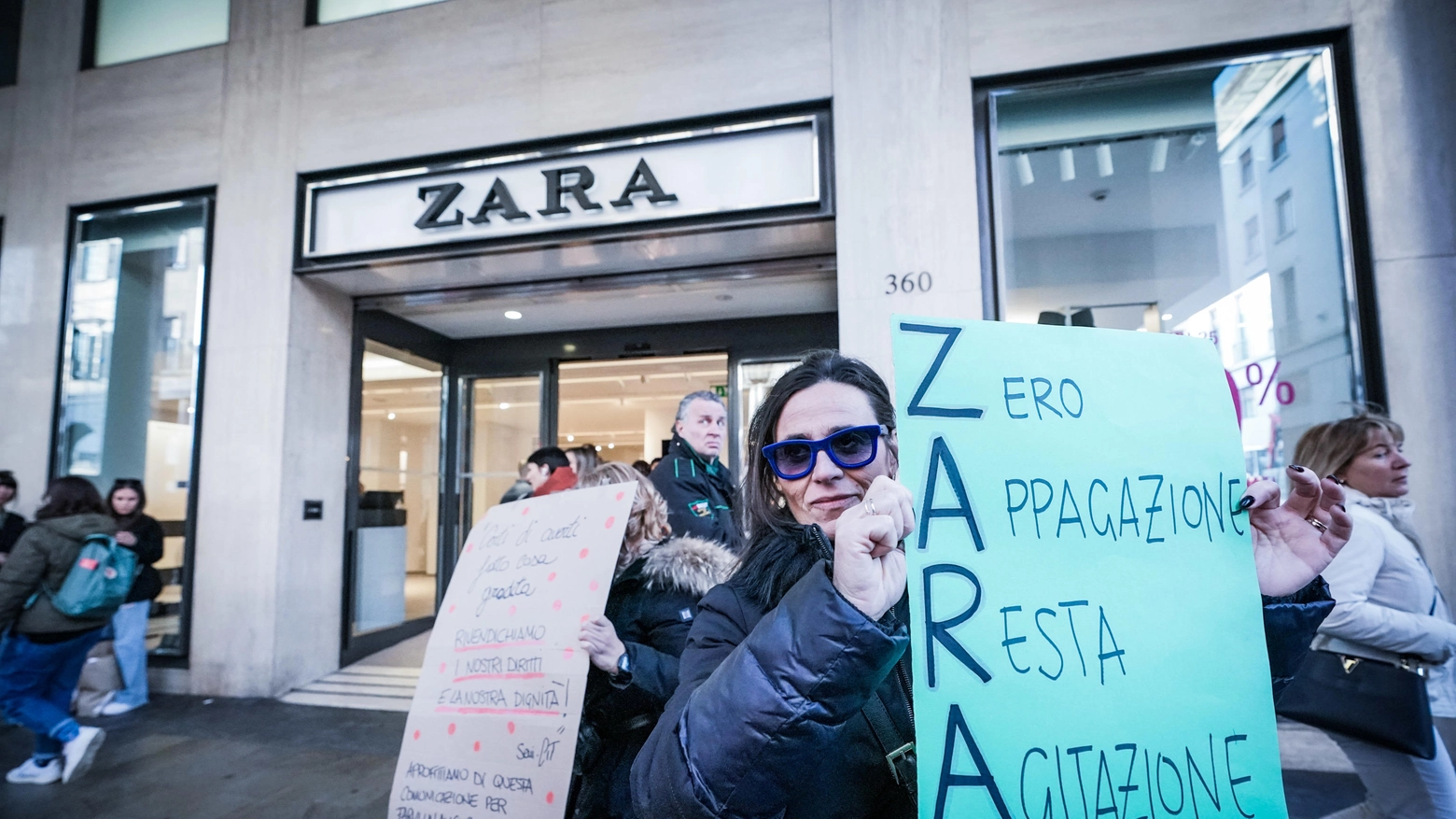 Il personale di Zara in sciopero nel giorno del Black Friday a Torino