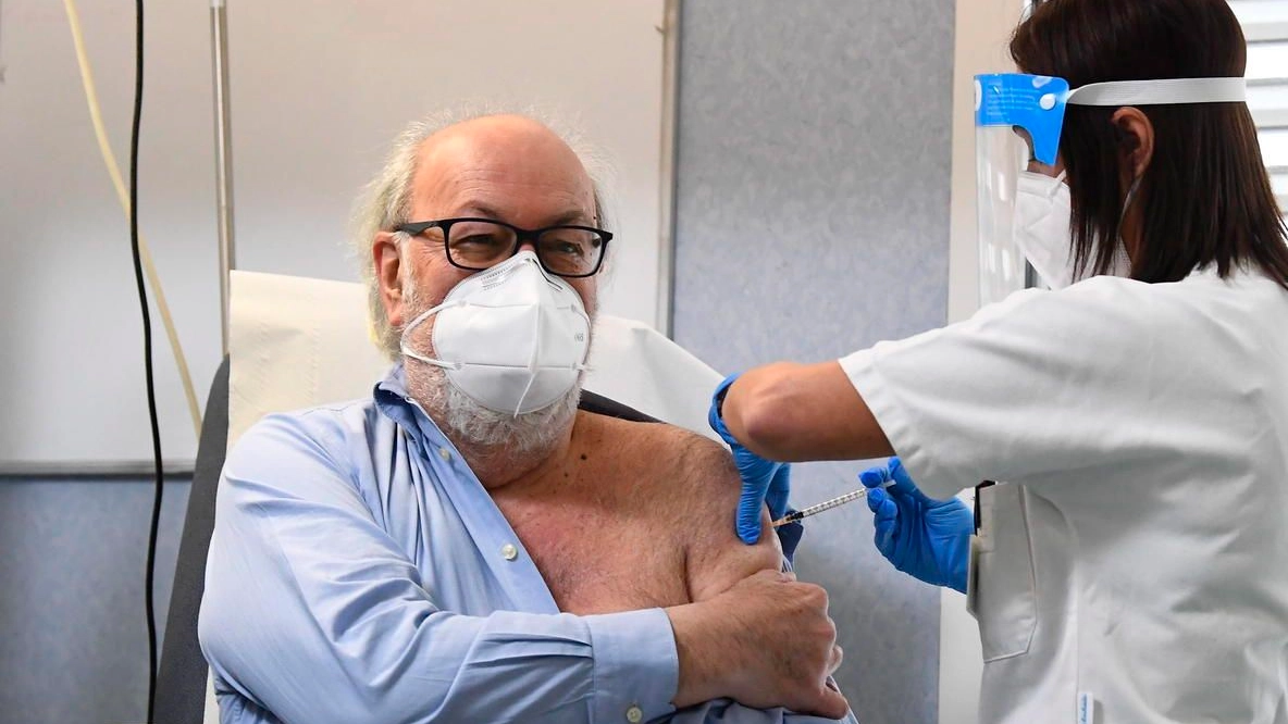 La vaccinazione, un anno fa, del dottor Massimo Vajani
