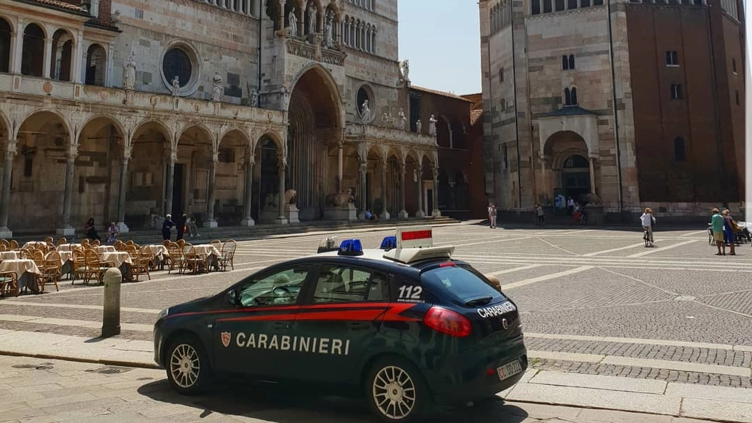 Una volante dei carabinieri in piazza a Cremona (foto d'archivio)