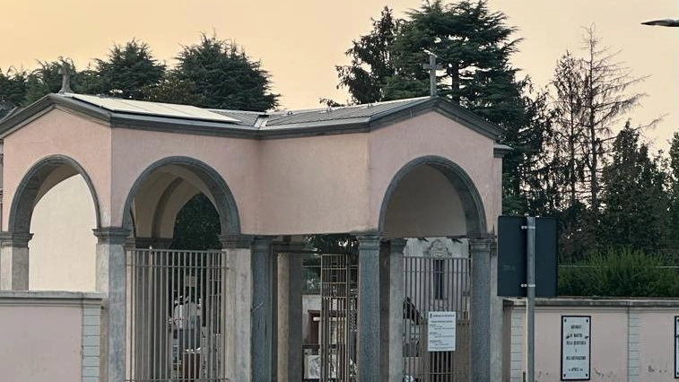 Il cimitero non è presidiato da alcun custode e nessuna impresa ha mai ricevuto l’appalto per le operazioni di tumulazione Il cimitero non è presidiato da alcun custode e nessuna impresa ha mai ricevuto l’appalto per le operazioni di tumulazione