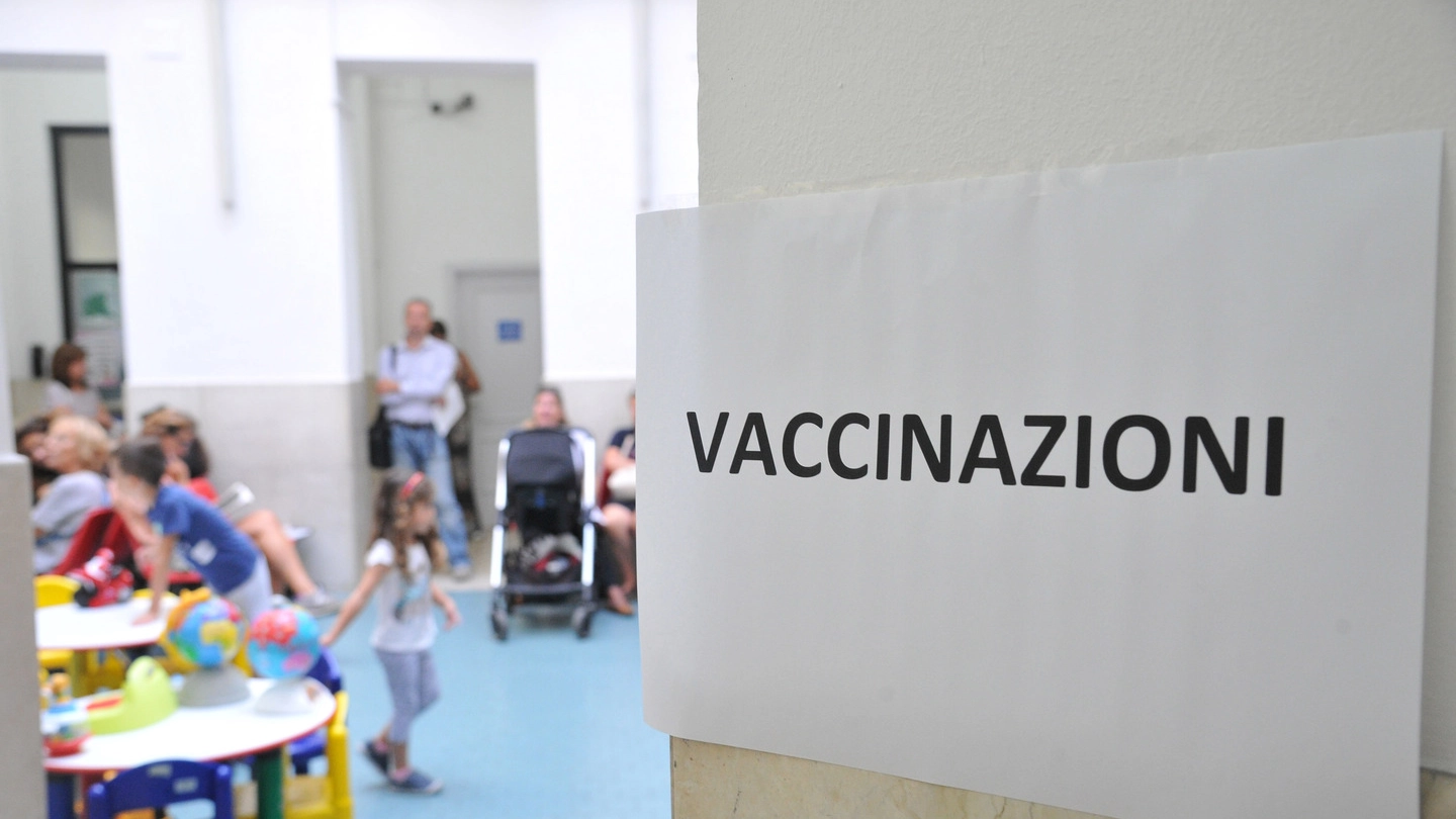 Vaccini a scuola: bimbi in classe solo se immunizzati (Newpress)