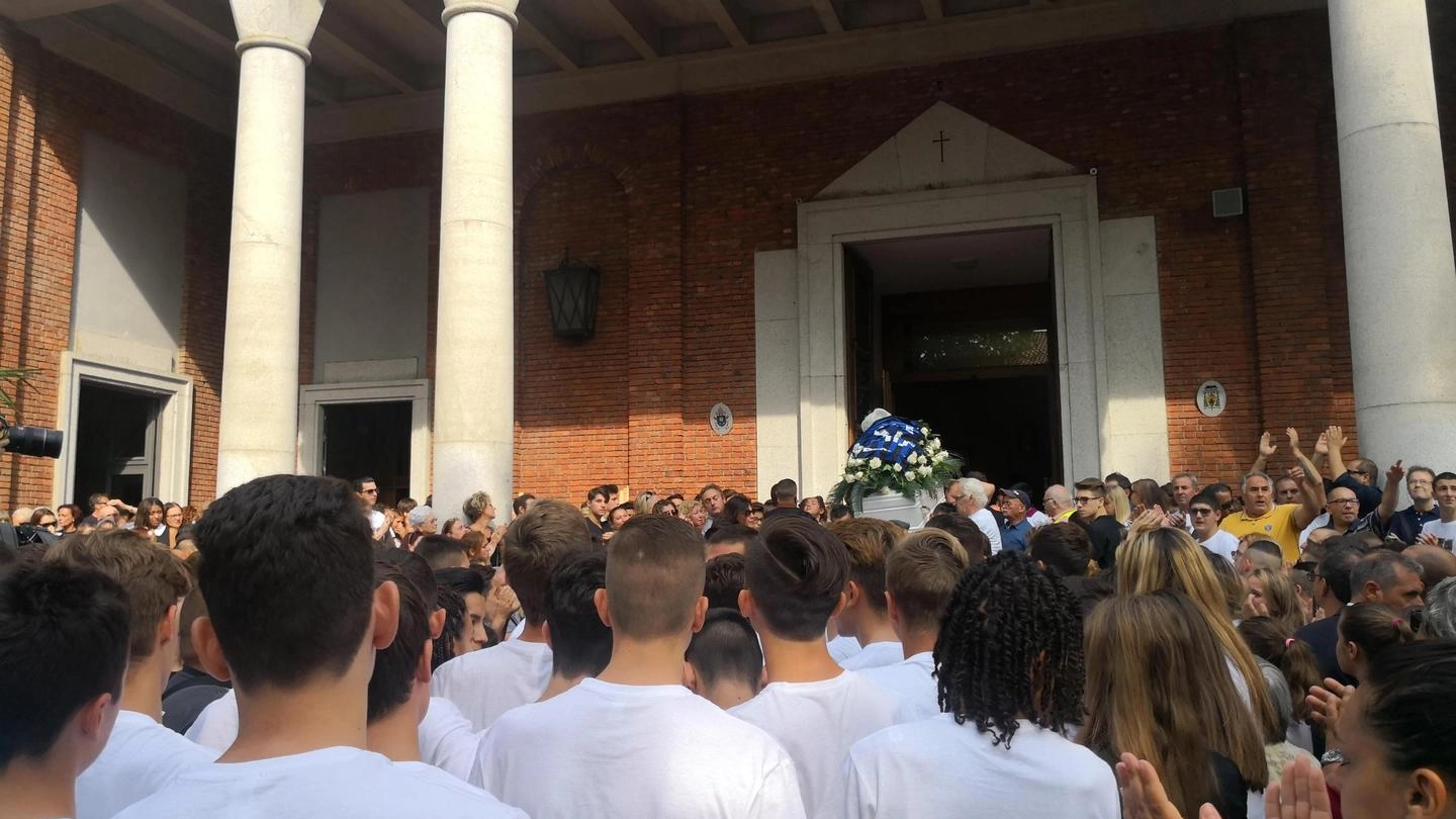 I funerali di Andrea Barone a Cusano Milanino (Ansa)