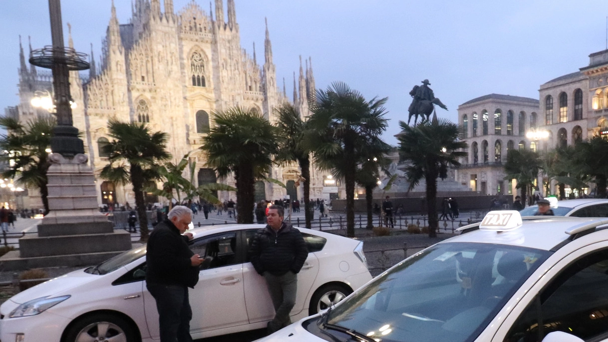 Taxi in piazza Duomo a Milano