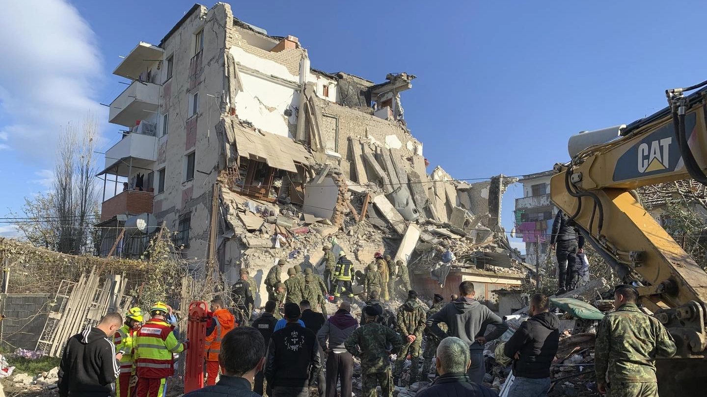 Terremoto in Albania, si scava tra le macerie (foto Ansa)