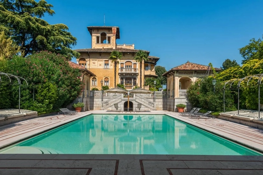 La residenza Art Nouveau in vendita a Lonato del Garda