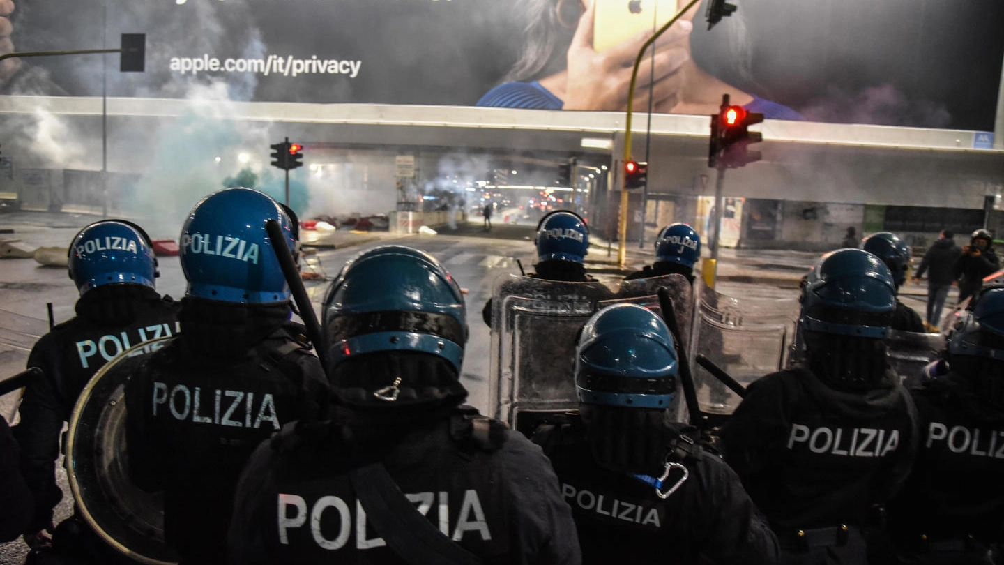 Polizia impegnata a sedare i disordini a Milano