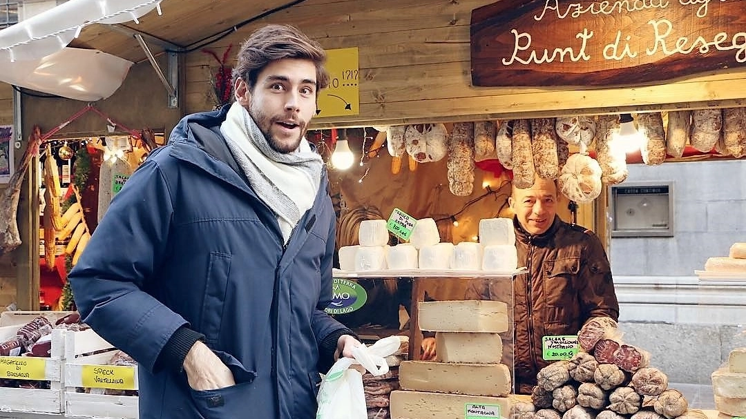 Il cantante spagnolo ha fatto acquisti al mercatino di Natale