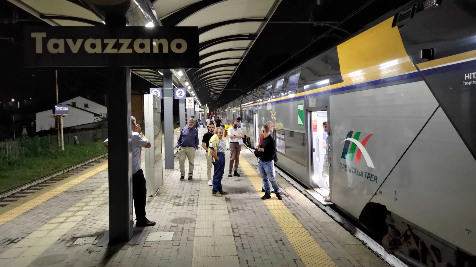 Tra domenica e lunedì il distacco di un pantografo da un treno merci all’altezza di Tavazzano ha causato un’interruzione della circolazione. Passeggeri bloccati per ore sui treni
