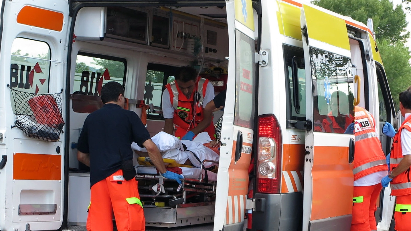 Sul posto sono giunte un'ambulanza e un'automedica (foto d’archivio) Sul posto sono giunte un'ambulanza e un'automedica (foto d’archivio)