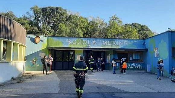 Scuola inagibile, l’ira dei genitori: "No al trasloco": protesta in strada Scuola inagibile, l’ira dei genitori: "No al trasloco": protesta in strada