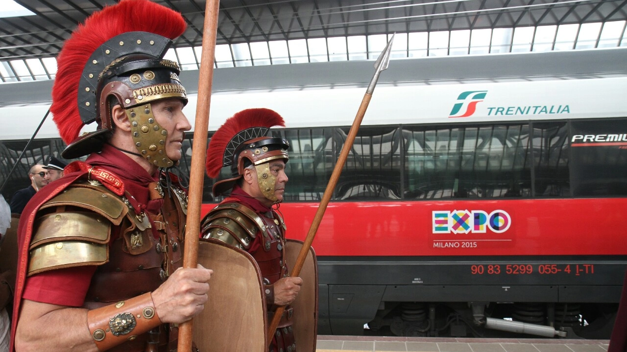 L'arrivo degli 'antichi romani' per la mostra 'Le vie del cibo' a Expo