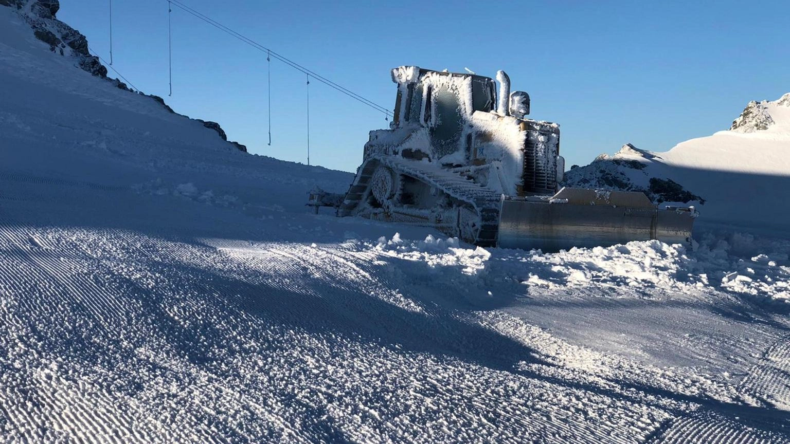 Torna la neve, si riprende a sciare su ghiacciaio dello Stelvio Torna la neve, si riprende a sciare su ghiacciaio dello Stelvio
