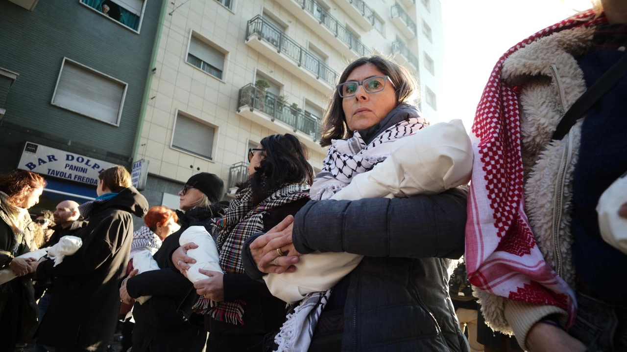 La testa del corteo pro Palestina in via Padova (Foto Canella)