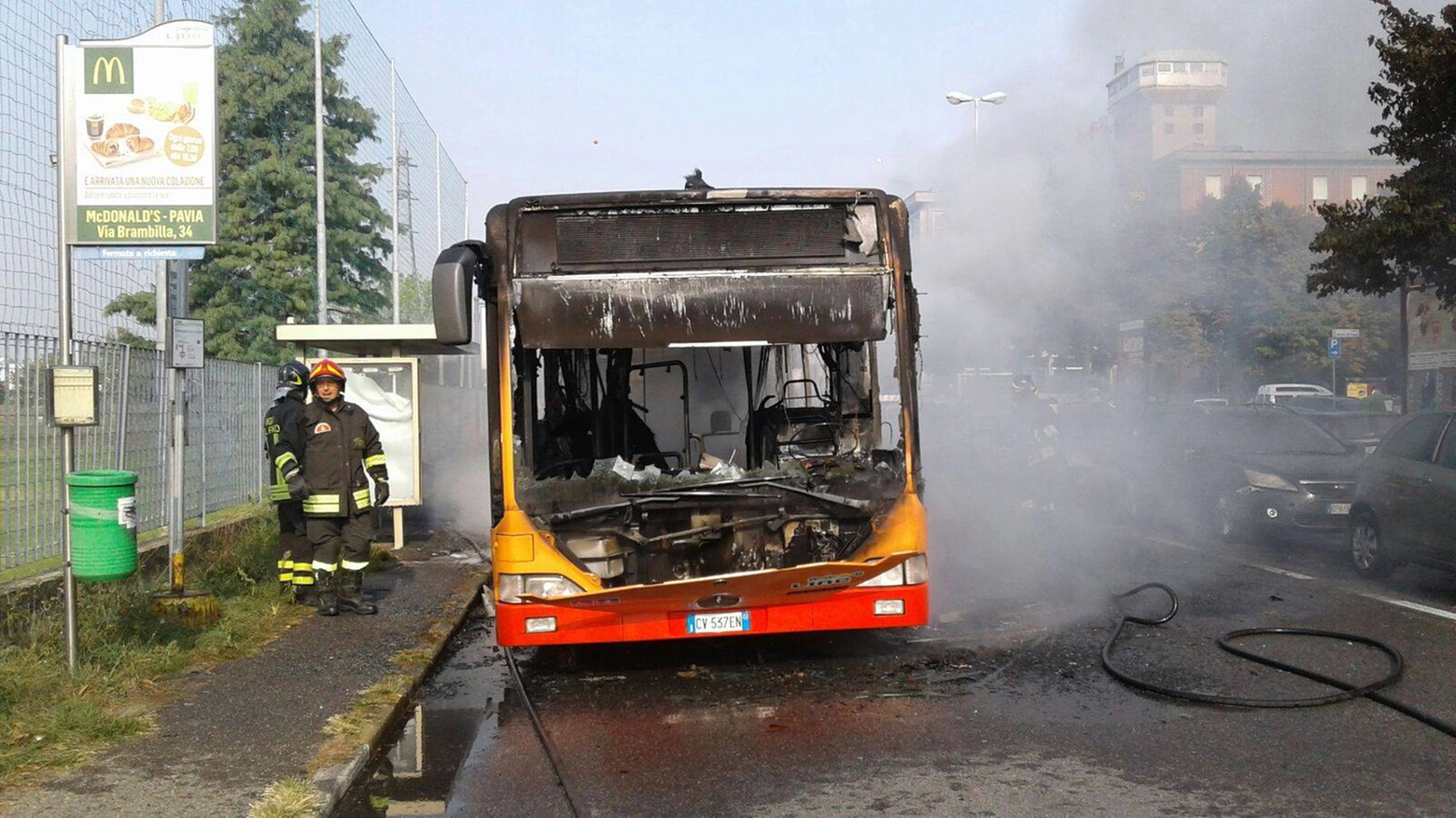 Pavia, bus in fiamme