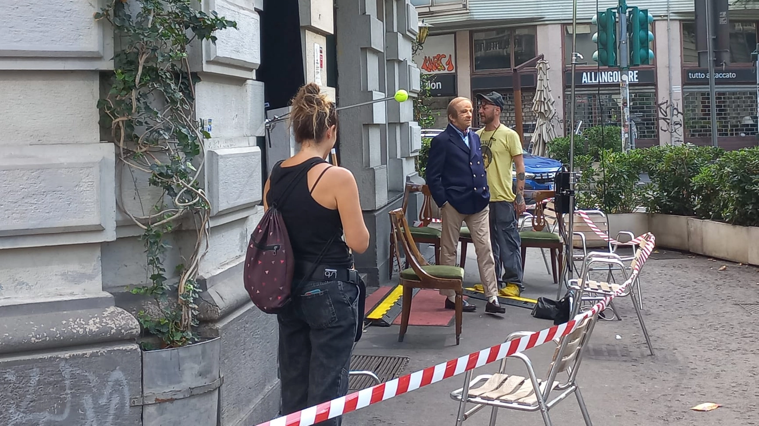 La registrazione dello sketch de i soliti idioti al Bar Basso La registrazione dello sketch de i soliti idioti al Bar Basso