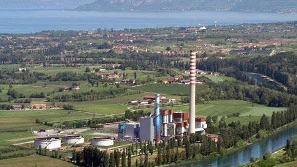 Le vecchia ciminiera in riva al Mincio