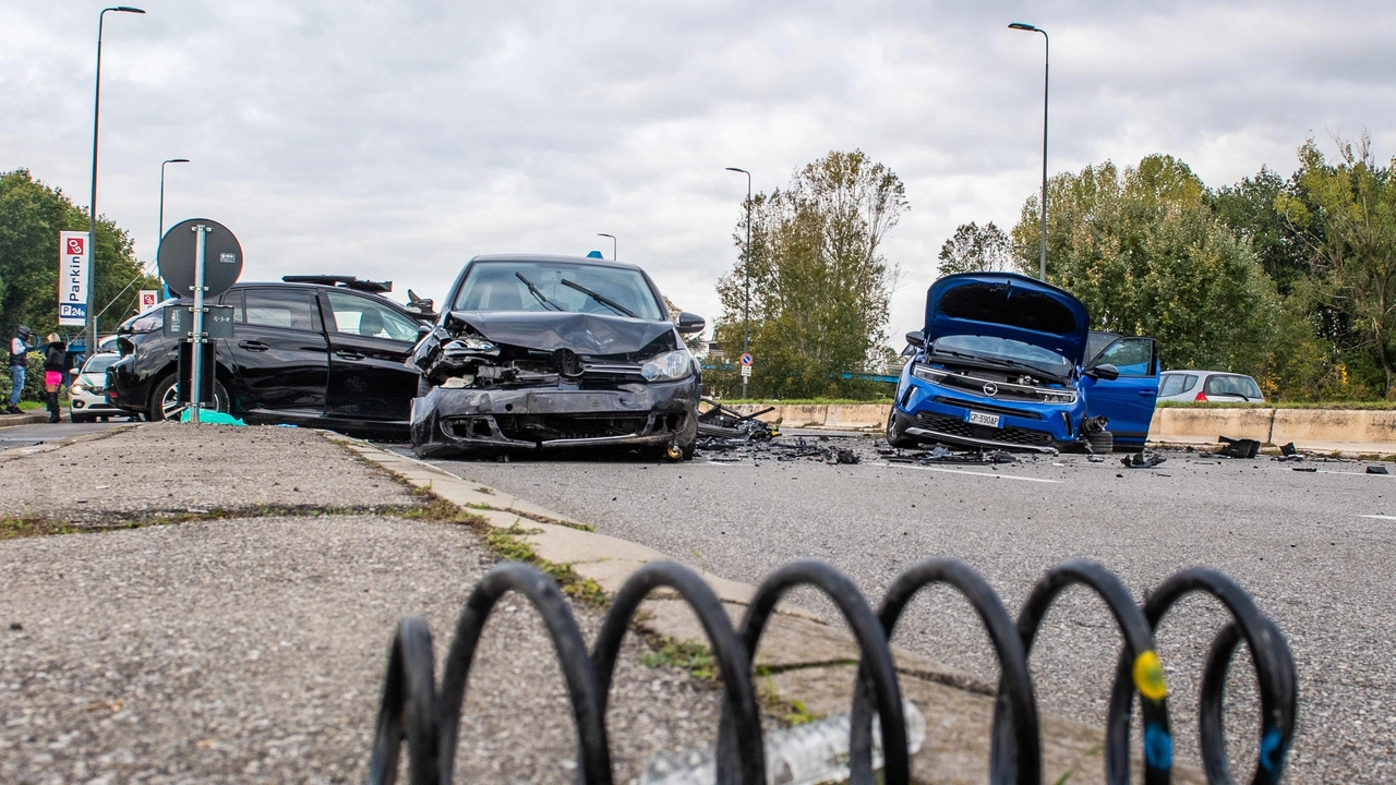 Le auto coinvolte nell'incidente in viale Forlanini (Foto Fasani)