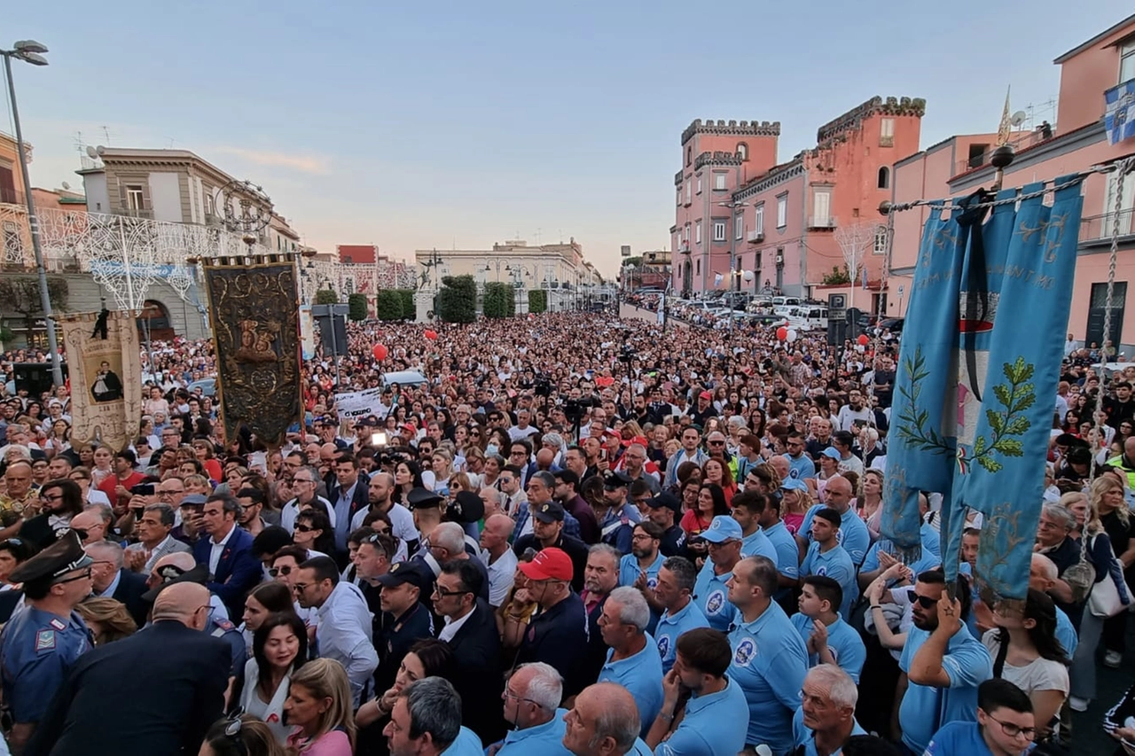  --FEMMINICIDIO. SANT'ANTIMO NEL SILENZIO DURANTE FIACCOLATA PER GIULIA /FOTO COMMOZIONE IN PIAZZA E DAVANTI CASA DELLA FAMIGLIA(FOTO 1 di 1)