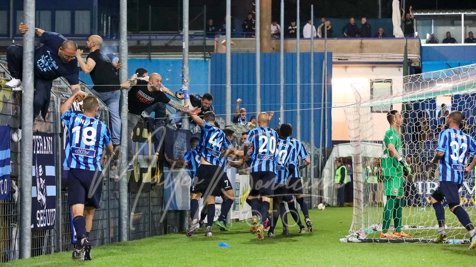 La squadra festeggia sotto la Nord dopo l'1-1 di Battistini nella gara di lunedì sera contro l'Ancona