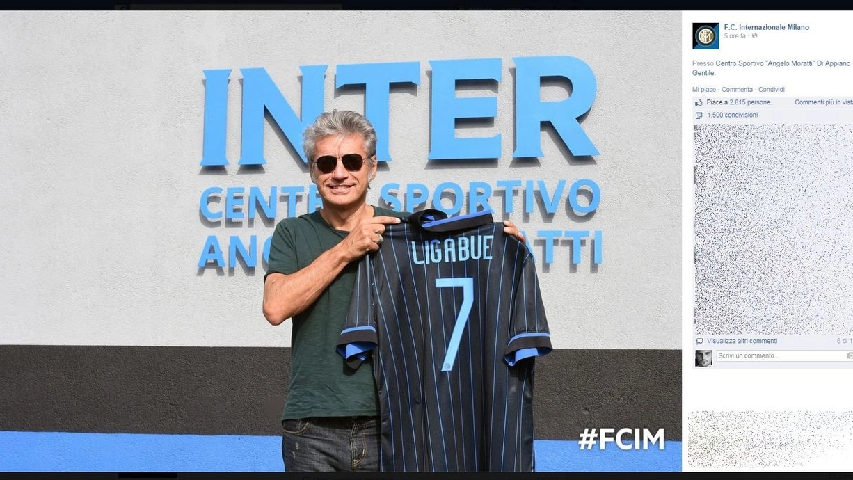 Ligabue ad Appiano Gentile con la maglia dell’Inter (Foto tratta dal profilo Facebook Fc Internazionale Milano)