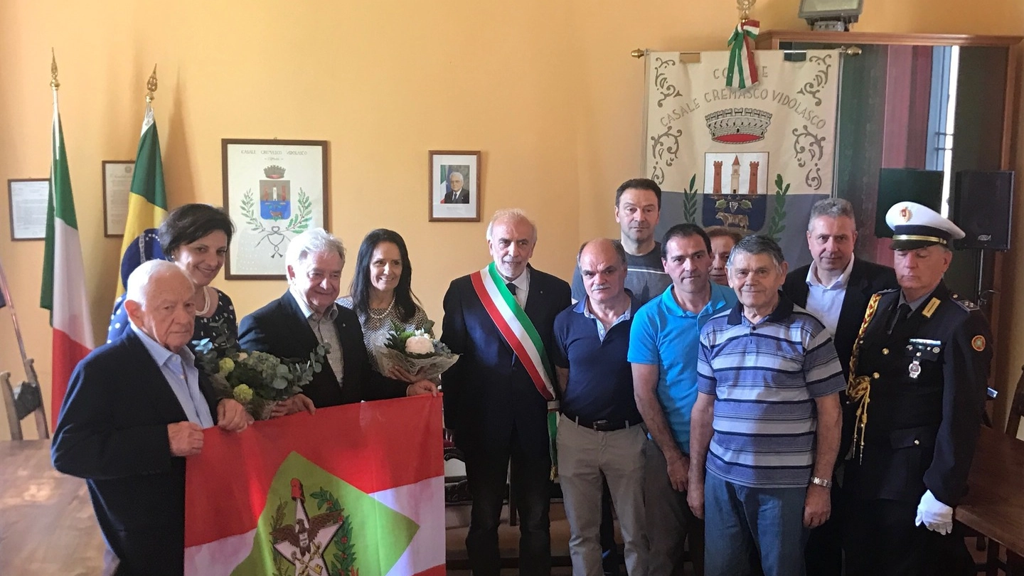 Il gruppo con la bandiera dello stato dei Donini e il labaro di  Casale Cremasco