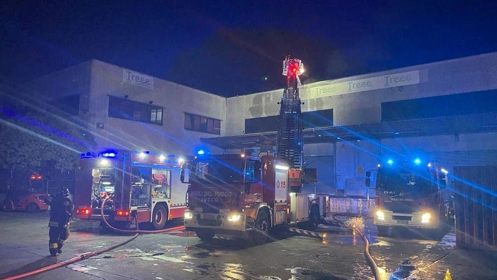 Incendio di Rifiuti Speciali a Rho: "Allarme Rientrato" - Arpa Rassicura
Incendio di Rifiuti Speciali a Rho: "Allarme Rientrato" - Arpa Rassicura
