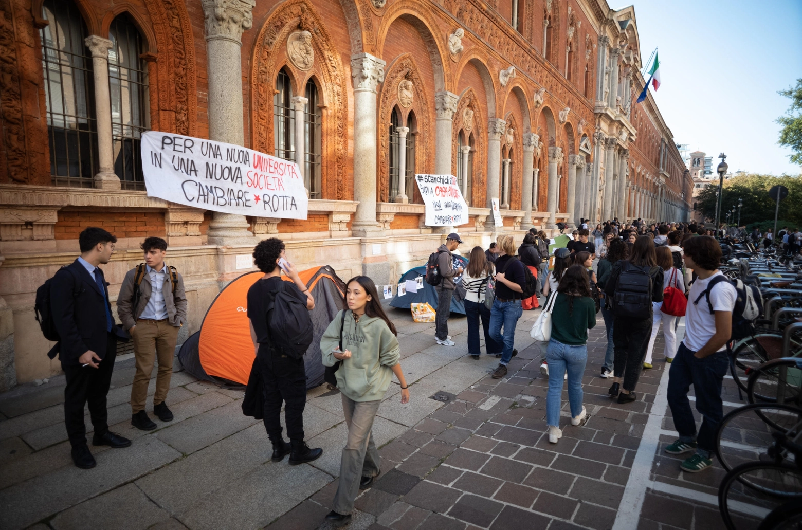 Tende del movimento studentesco “Cambiare rotta” davanti all’Università Statale di Milano contro il caro vita e il governo