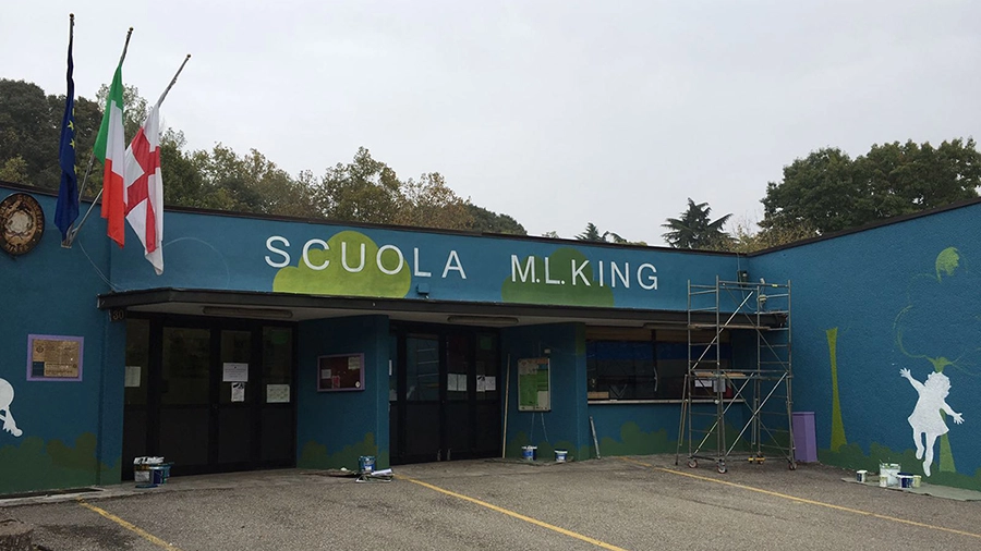 L'ingresso della scuola primaria Martin Luther King in piazza Santa Maria Nascente L'ingresso della scuola primaria Martin Luther King in piazza Santa Maria Nascente