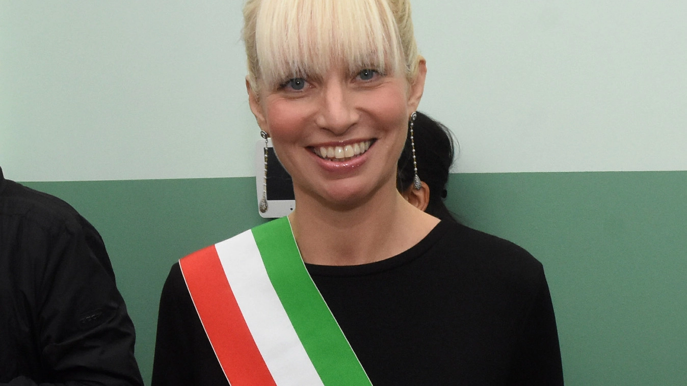 Laura Ferrari è anche la moglie del capogruppo  della Lega in Senato, Massimiliano Romeo (Brianza)