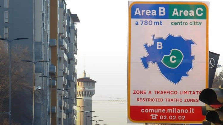 Un cartello sulle Ztl milanesi in viale Sarca