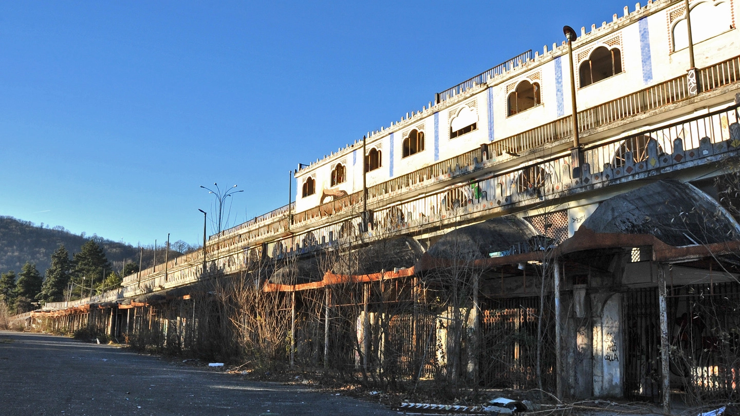 Consonno, il piccolo paese costruito negli anni Sessanta dal conte Bagno