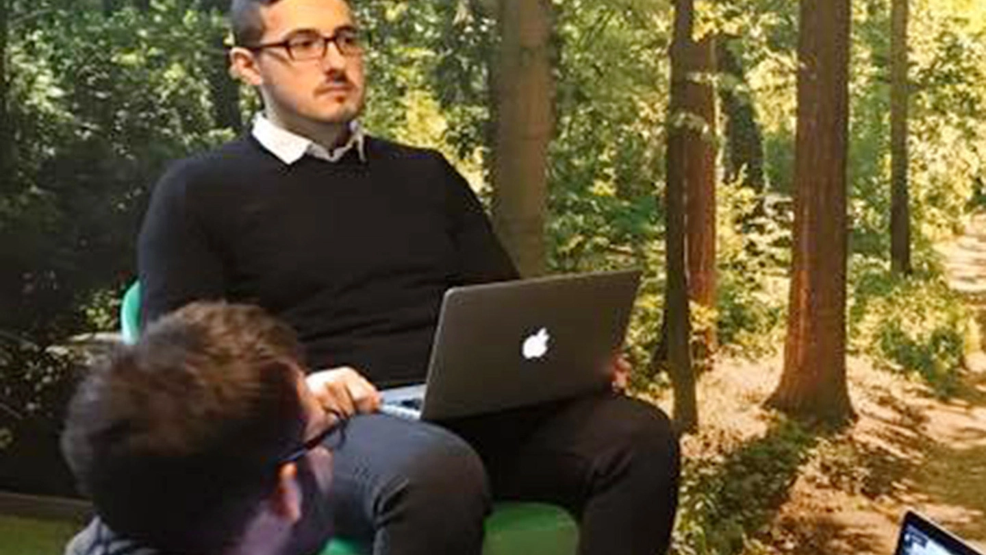 Bruno Gulotta seduto con il computer acceso