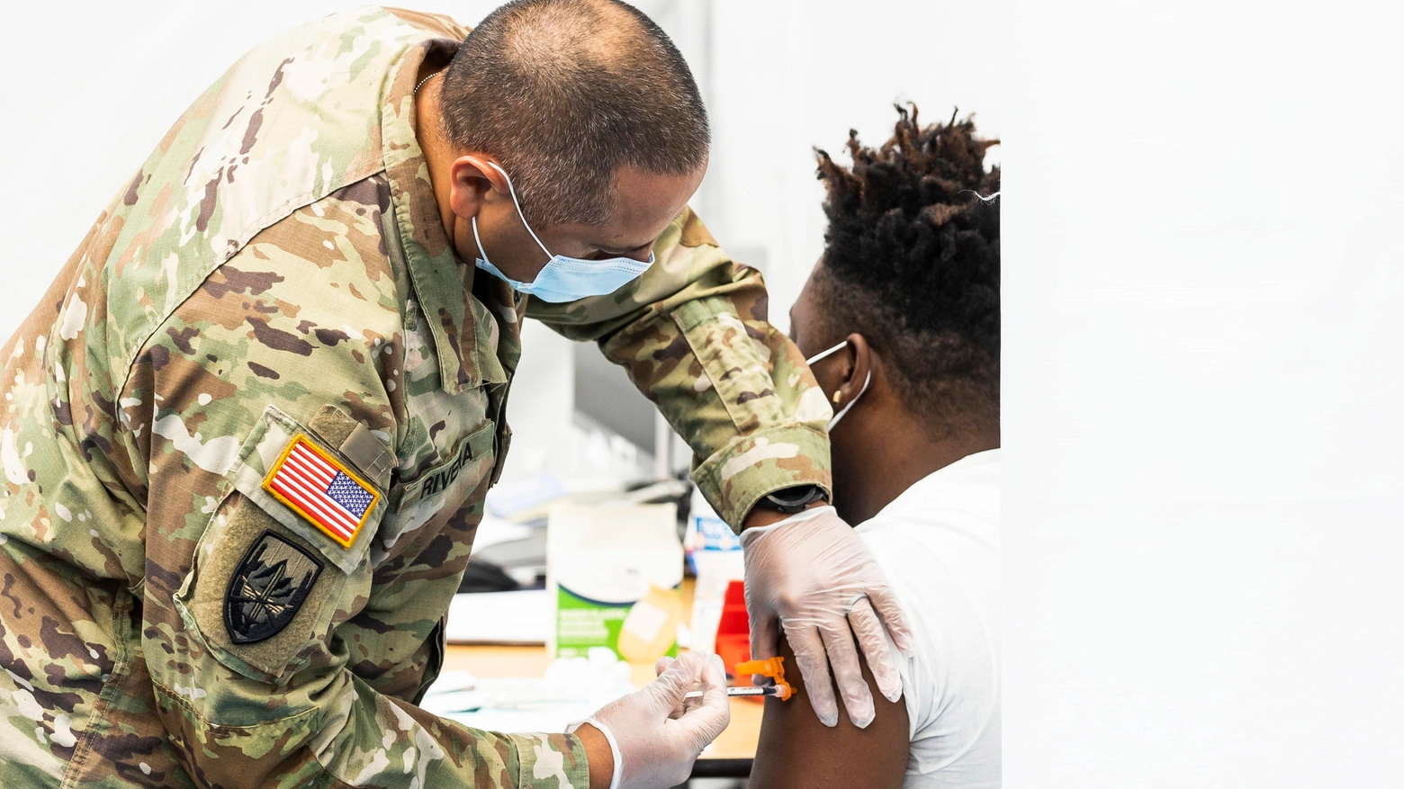 Militari della Guardia Nazionale pronti a effettuare le vaccinazioni Covid