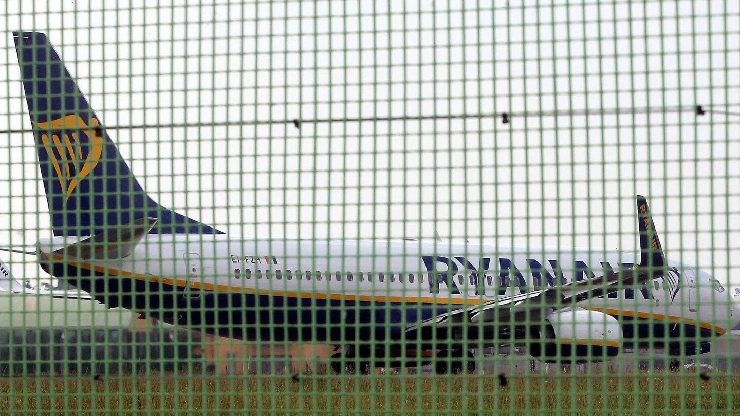Ryanair cancella i voli, aerei a terra (Ansa)