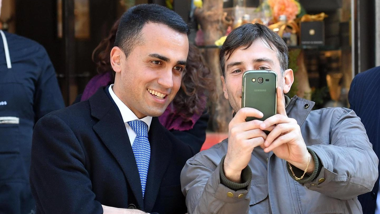 Il candidato premier del M5s Luigi Di Maio, posa per una foto con un simpatizzante (Ansa)