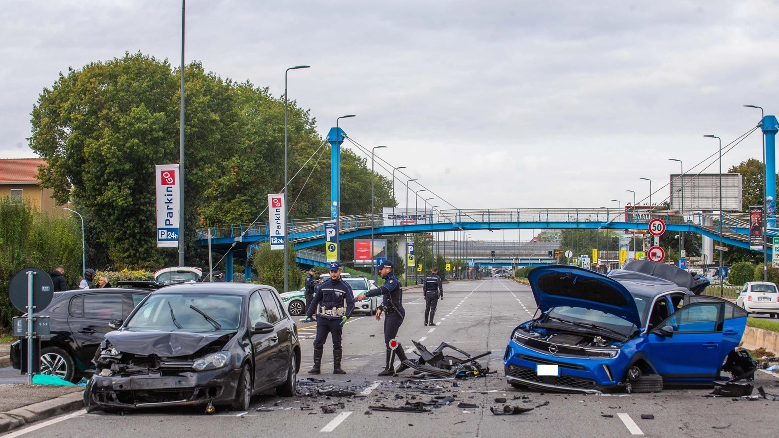 I rilievi della polizia locale in viale Forlanini dopo l'incidente che ha provocato due morti