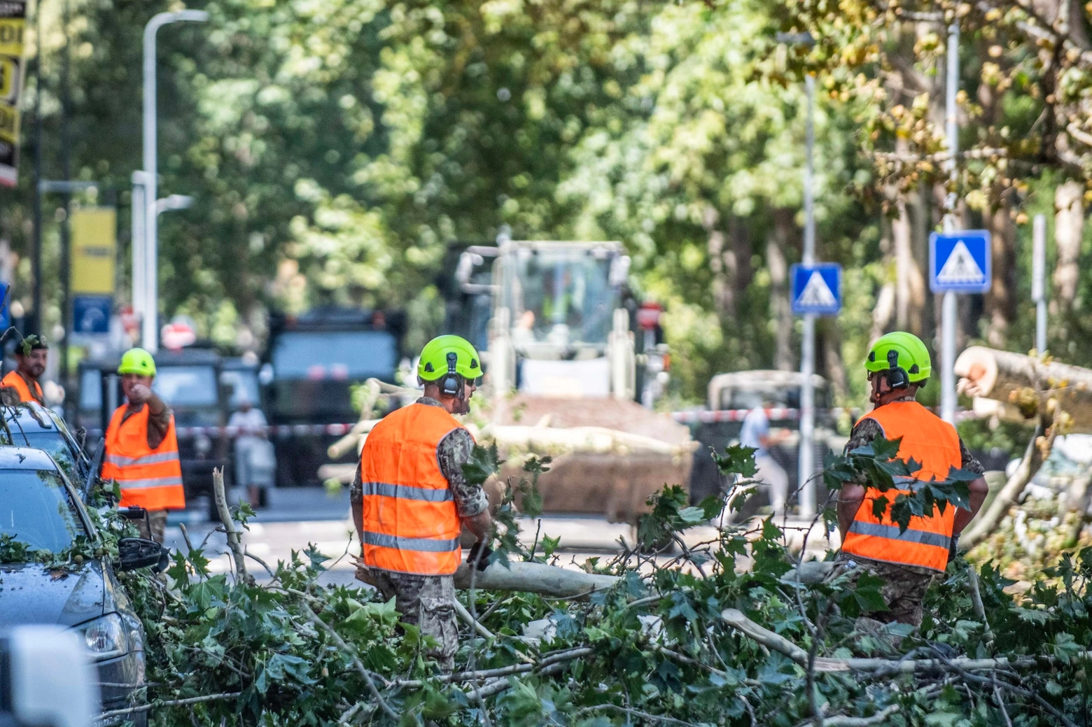 Militari del Genio guastatori di Cremona liberano viale Argonne dagli alberi e dai rami caduto a causa della tempesta della scorsa notte