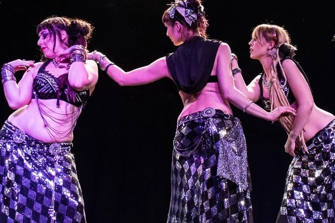 MENTE E CORPO Federica Sala mentre fa yoga e danza con alcune allieveSPETTACOLO Federica Sala porta in scena diverse coreografie insieme alle sue allieve che generalmente trentacinquenni in carriera che quando salgono sul palco si trasformano (Rossi)