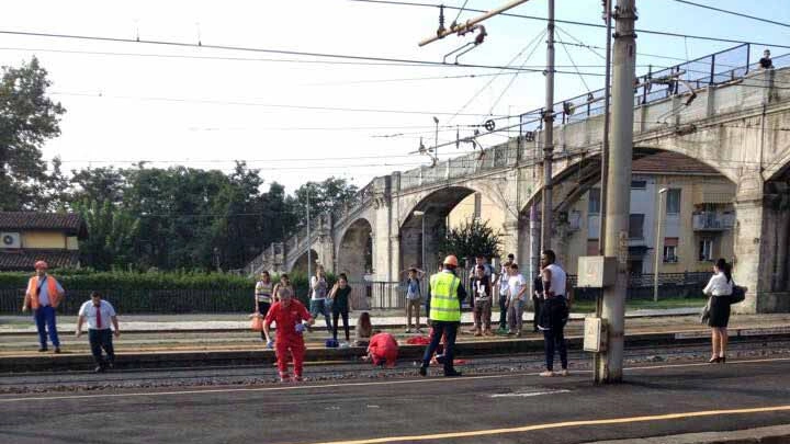 I primi soccorsi alla stazione di Codogno dopo l’incidente (Gazzola)