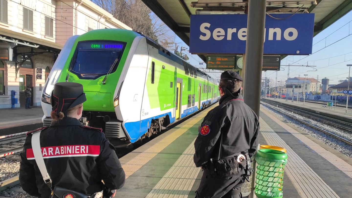 Carabinieri alla stazione di Seregno