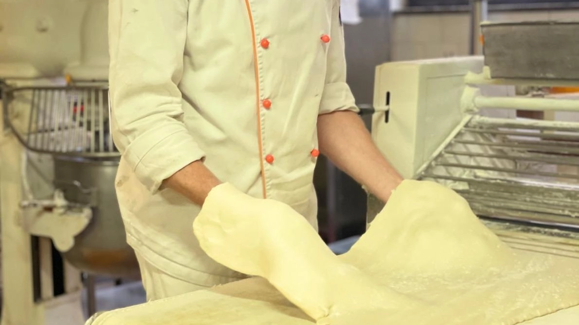 Il laboratorio dei talenti Carlo, il re delle sfoglie "Qui la pasticceria è sacra E chi non studia va a casa" Il laboratorio dei talenti Carlo, il re delle sfoglie "Qui la pasticceria è sacra E chi non studia va a casa"