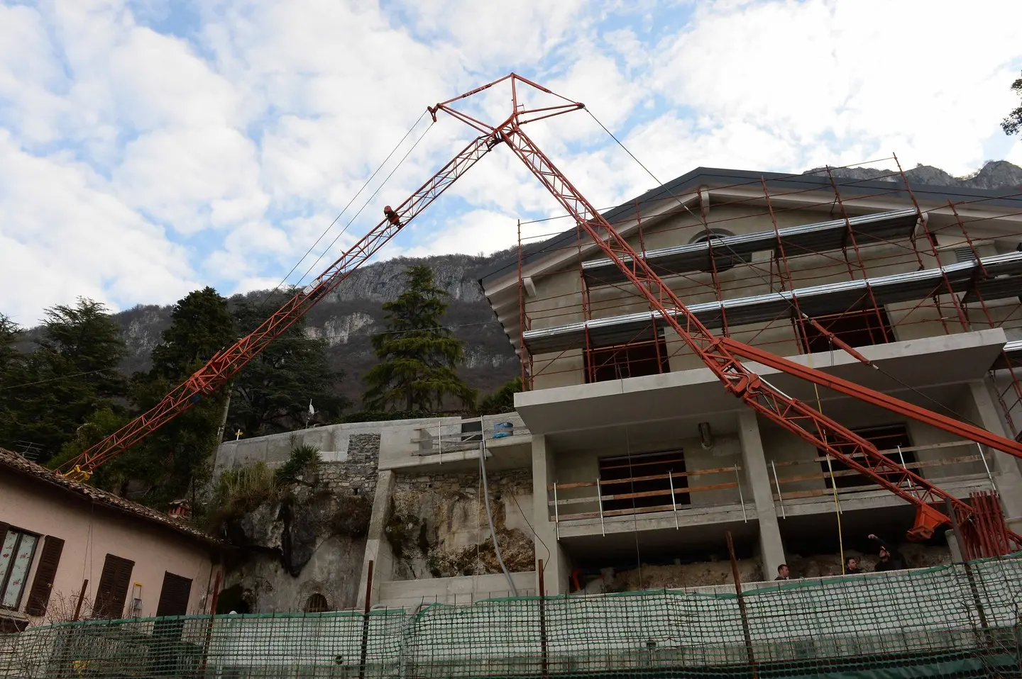 Gru crolla, sfonda il tetto ed entra in casa: paura a Varenna / FOTO