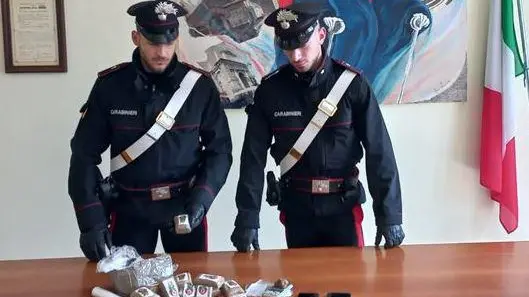 Perquisita l’abitazione di due “fratellini“ Oltre un chilo di hashish Perquisita l’abitazione di due “fratellini“ Oltre un chilo di hashish